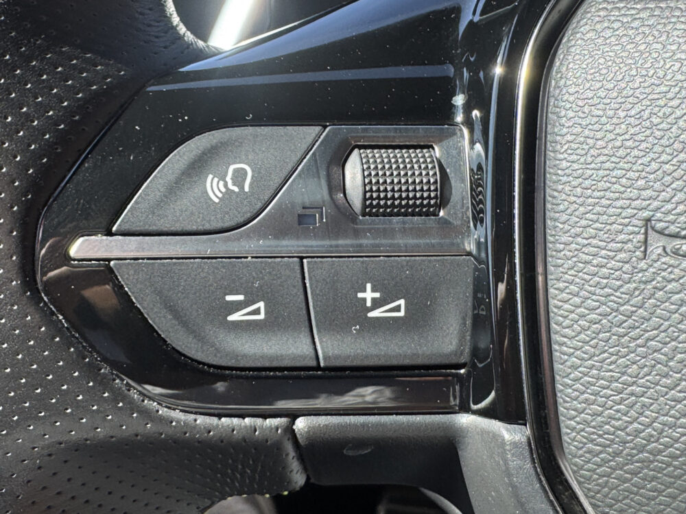 Peugeot 208 1.2 PureTech GT 131PK!! // NAVI // ADAPTIVE CRUISE // VIRTUAL COCKPIT // TREKHAAK // PANODAK // 15