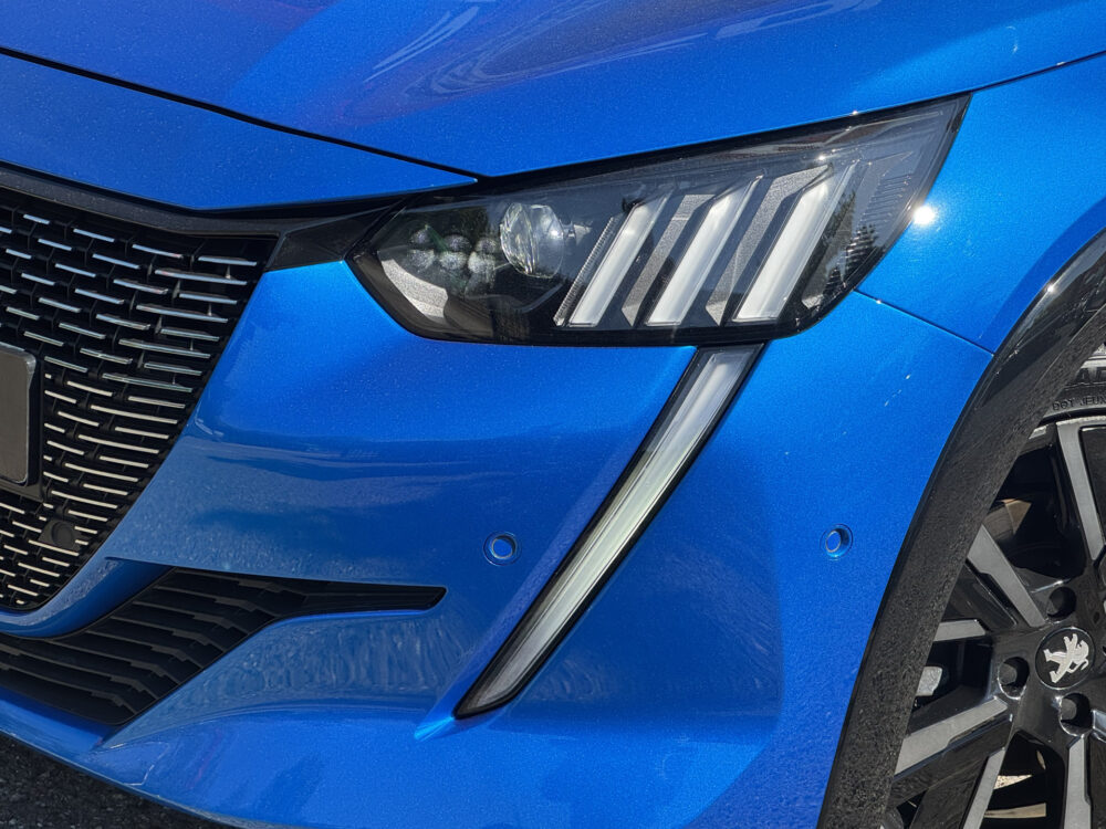 Peugeot 208 1.2 PureTech GT 131PK!! // NAVI // ADAPTIVE CRUISE // VIRTUAL COCKPIT // TREKHAAK // PANODAK // 7