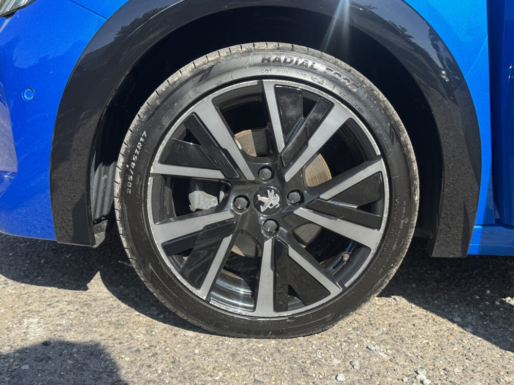 Peugeot 208 1.2 PureTech GT 131PK!! // NAVI // ADAPTIVE CRUISE // VIRTUAL COCKPIT // TREKHAAK // PANODAK // 8