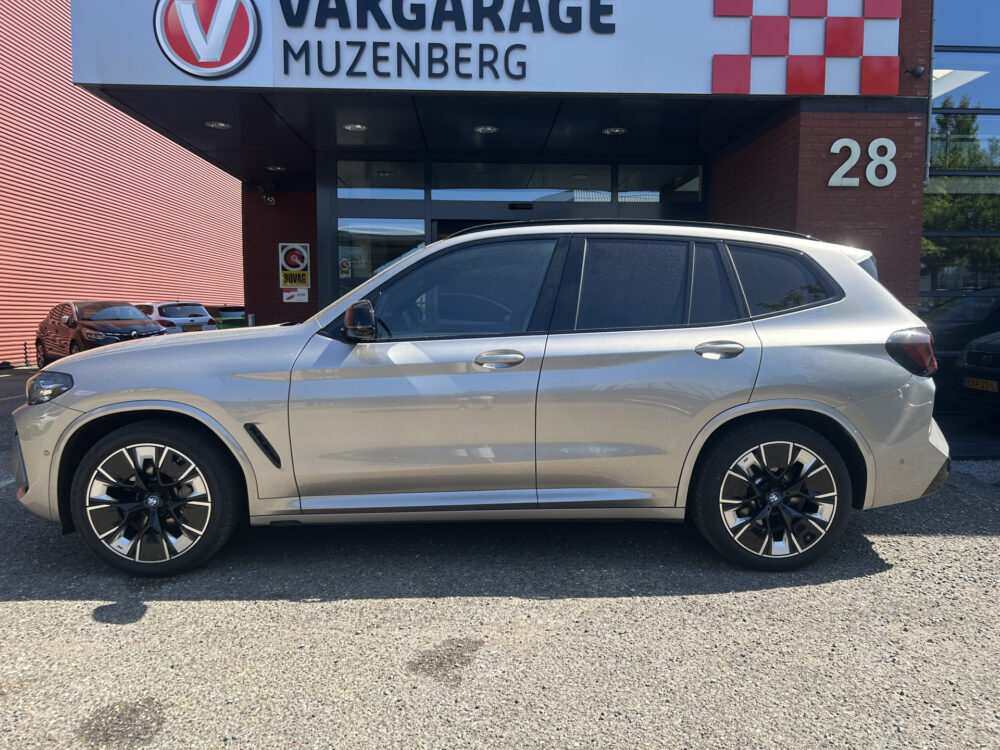 BMW iX3 High Executive 80 kWh M Sport Shadow Line 80 kWh // HUD-DISPLAY // SCHUIF-KANTELDAK // LEDER+ELEK. STOELEN // HARMAN&KARDON AUDI 3