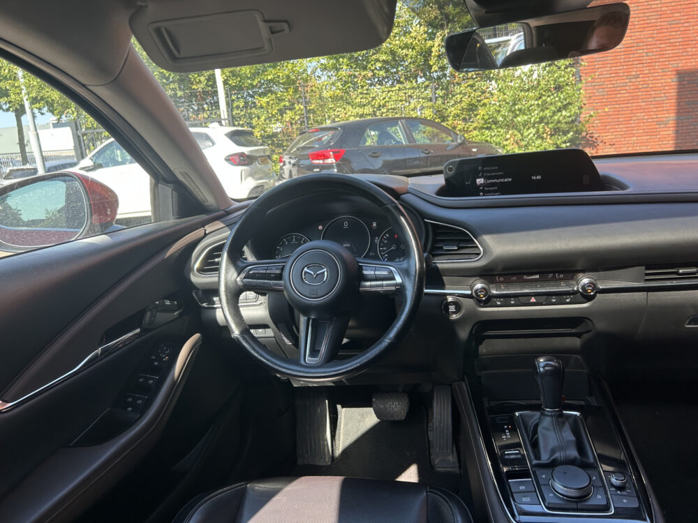 Mazda CX-30 2.0 e-SkyActiv-X M Hybrid Luxury 180 PK!! // NAVI // LEDER // SCHUIFKANTELDAK // TREKHAAK // CAMERA // MEMORY SEATS // BOSE AUDI 7