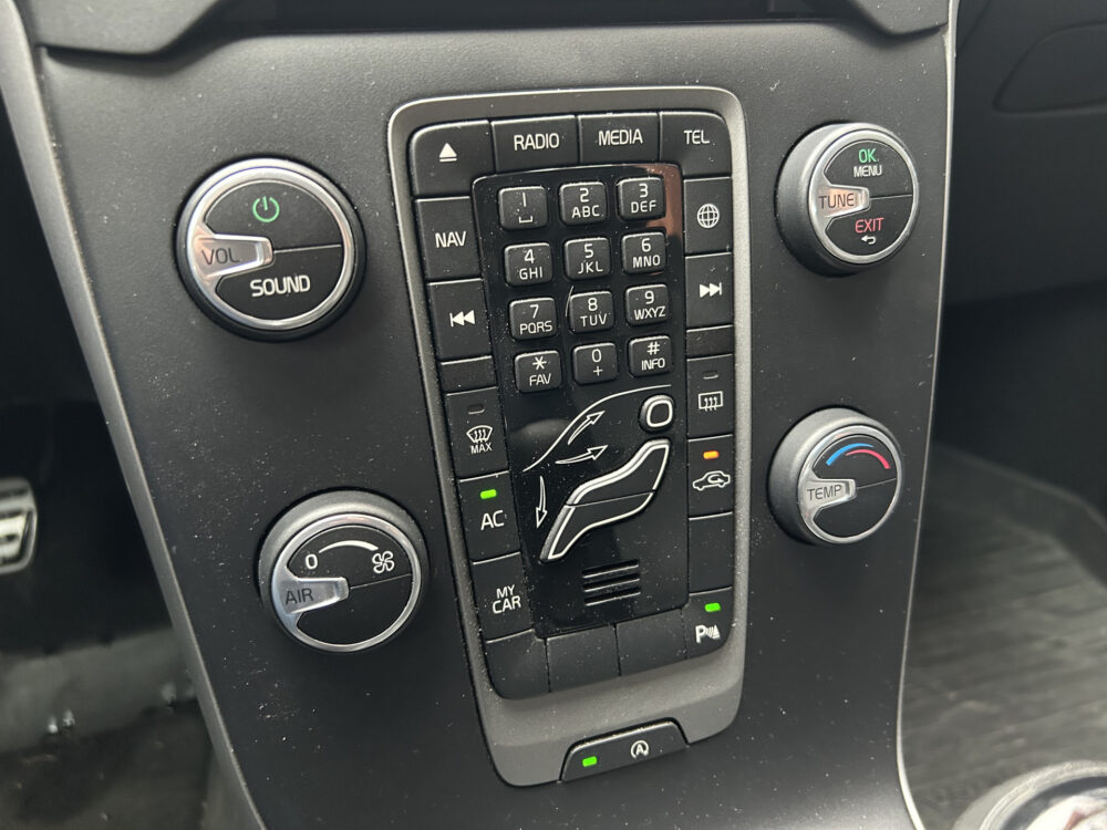 Volvo V40 2.0 T2 Nordic+ // LEDER // NAVI // CRUISE // CLIMA // PDC // TREKHAAK!! 18