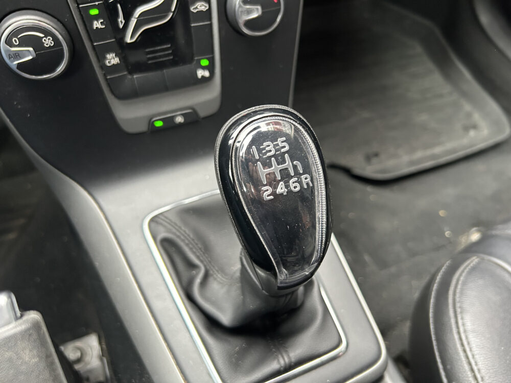 Volvo V40 2.0 T2 Nordic+ // LEDER // NAVI // CRUISE // CLIMA // PDC // TREKHAAK!! 19