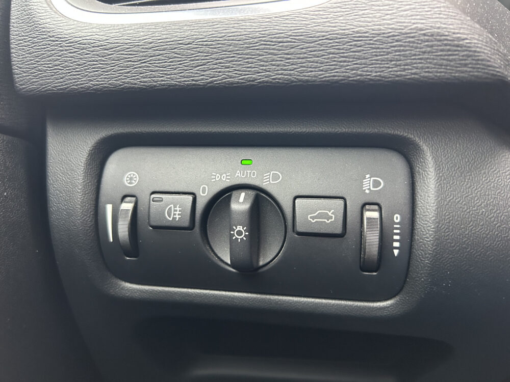 Volvo V40 2.0 T2 Nordic+ // LEDER // NAVI // CRUISE // CLIMA // PDC // TREKHAAK!! 21