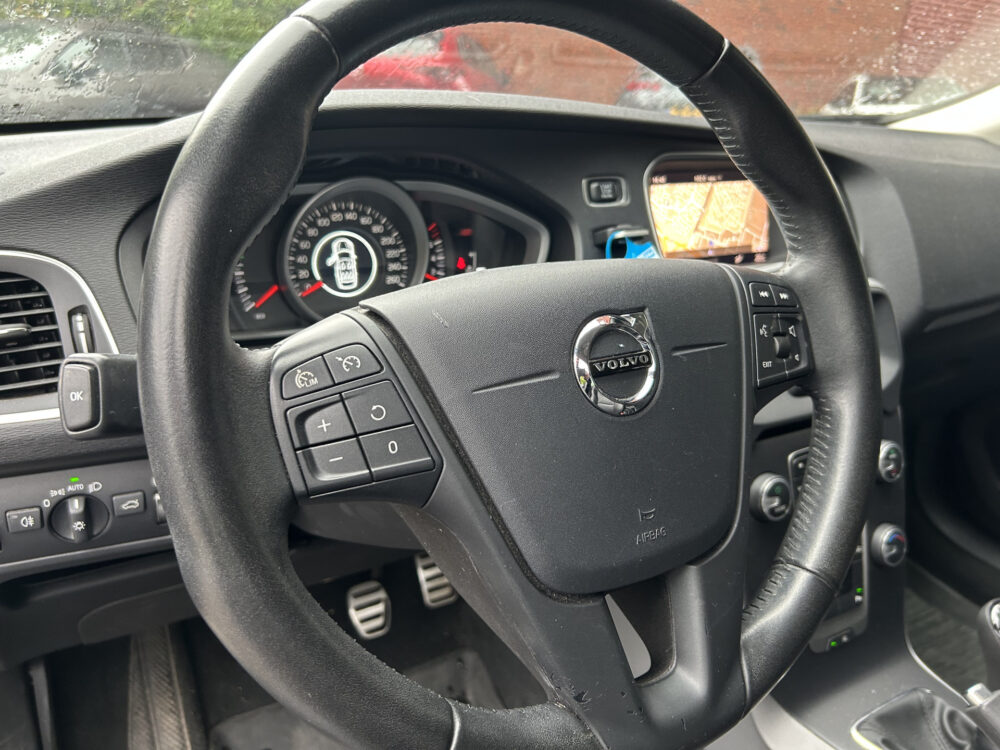Volvo V40 2.0 T2 Nordic+ // LEDER // NAVI // CRUISE // CLIMA // PDC // TREKHAAK!! 6