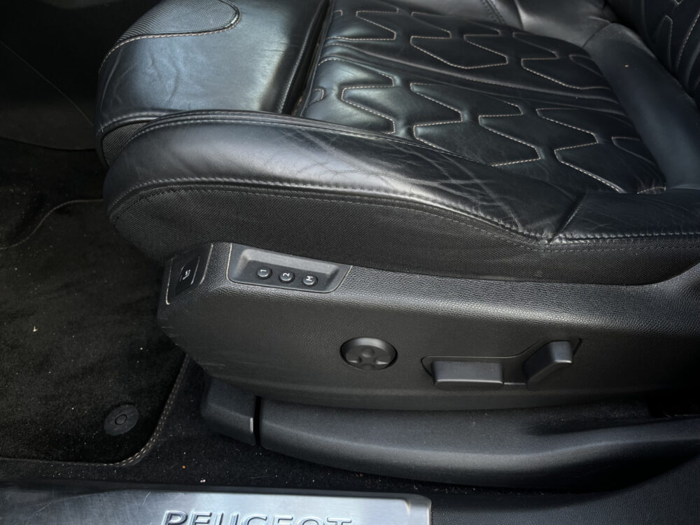 Peugeot 3008 1.6 Turbo GT Line // LEDER // ELEK. STOEL+GEHEUGEN // DODEHOEK // KEYLESS // ELEK. KLEP // CAMERA+SENSOREN // NAVI+CARPLAY // 17