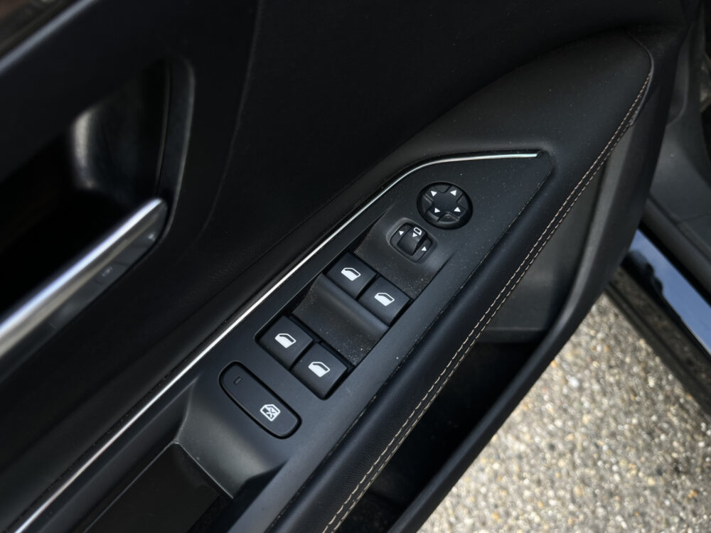 Peugeot 3008 1.6 Turbo GT Line // LEDER // ELEK. STOEL+GEHEUGEN // DODEHOEK // KEYLESS // ELEK. KLEP // CAMERA+SENSOREN // NAVI+CARPLAY // 20