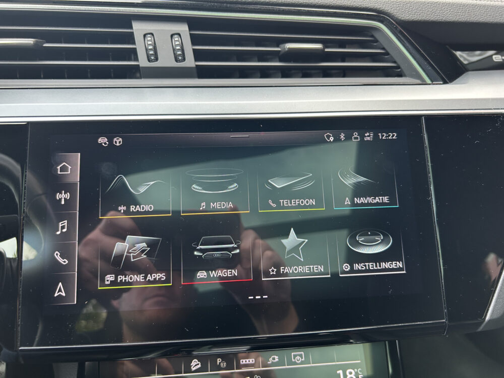 Audi e-tron 55 quattro Advanced edition Plus 95 kWh DEALER ONDERHOUDEN!! // PANO/SCHUIFKANTELDAK // FULL LED // NAVI + CARPLAY // MEMORY //  19