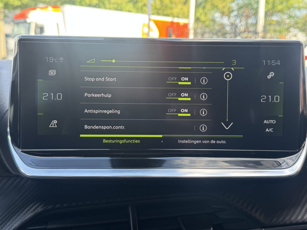 Peugeot 2008 1.2 PureTech GT-Line // D.RIEM VERVANGEN!! // NAVI // CRUISE // CAMERA // STOELVERWARMING // APPLE CARPLAY - ANDROID AUTO // 20