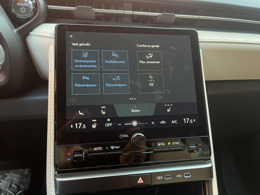 Lexus LBX 1.5 Elegant 2WD // ADAPT. CRUISE // KEYLESS // LEDER // DODEHOEK // CAMERA+SENSOREN // STUUR+STOELVERWARMING // ELEK. ACHTERKLEP 29