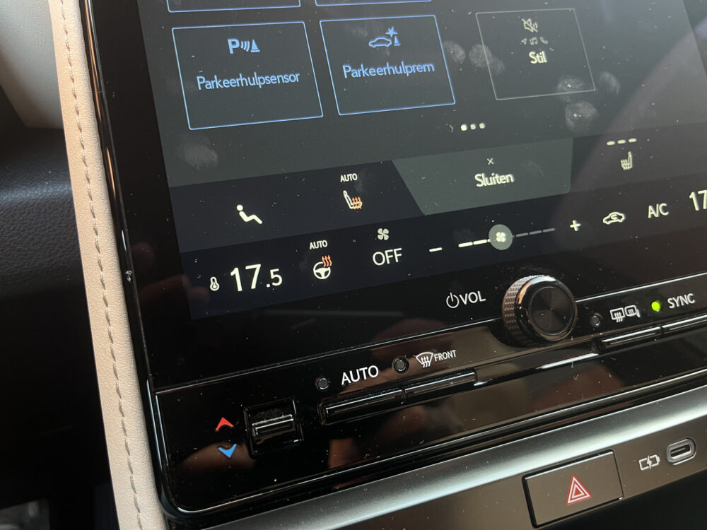 Lexus LBX 1.5 Elegant 2WD // ADAPT. CRUISE // KEYLESS // LEDER // DODEHOEK // CAMERA+SENSOREN // STUUR+STOELVERWARMING // ELEK. ACHTERKLEP 30