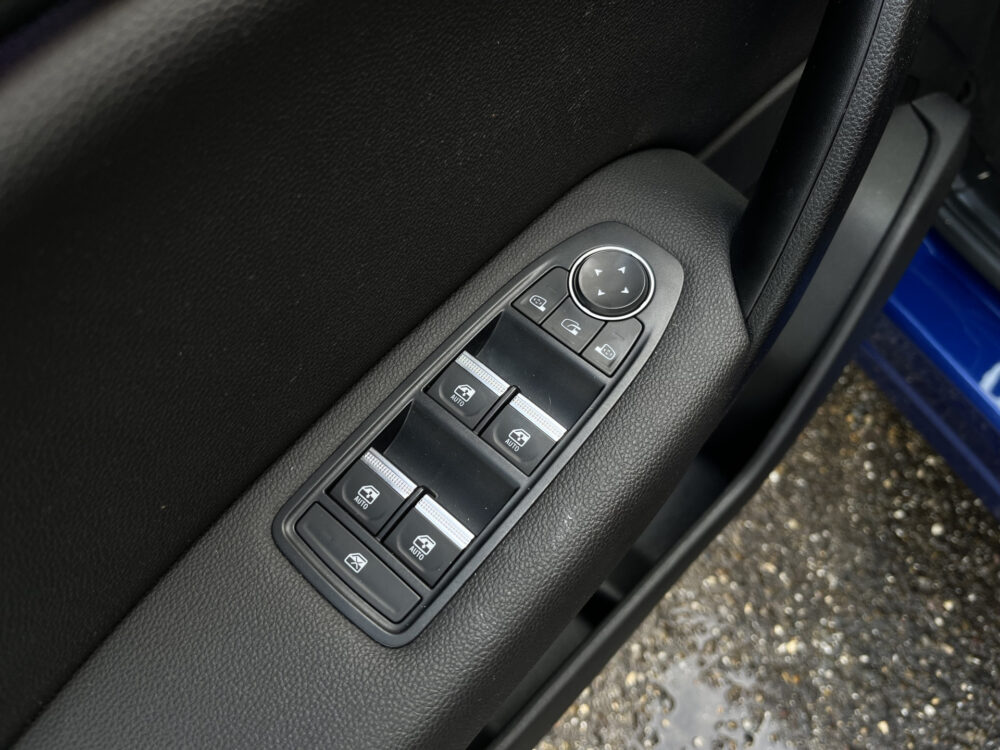 Renault Captur 1.3 TCe 130 Intens // ADAPT. CRUISE // DODEHOEK // KEYLESS // CAMERA+SENSOREN // NAVI+CARPLAY // 19