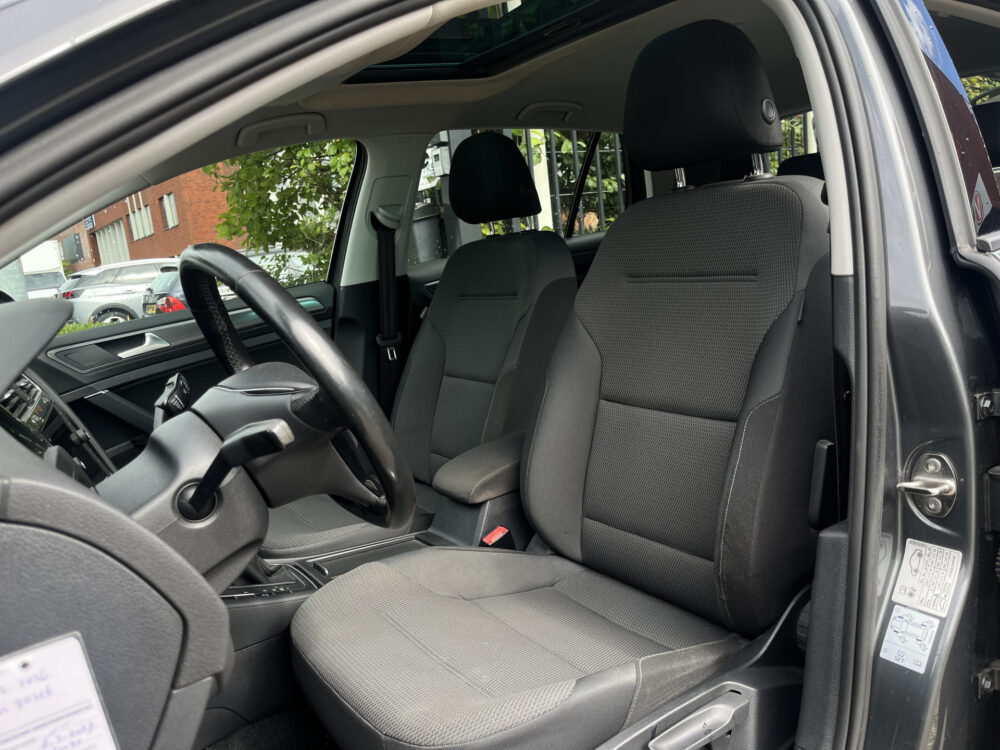 Volkswagen Golf 1.0 TSI Comfortline // SCHUIF-KANTELDAK // ADAPTIEVE CRUISE // LED // CLIMA // NAVI+CARPLAY // PDC V+A // 17
