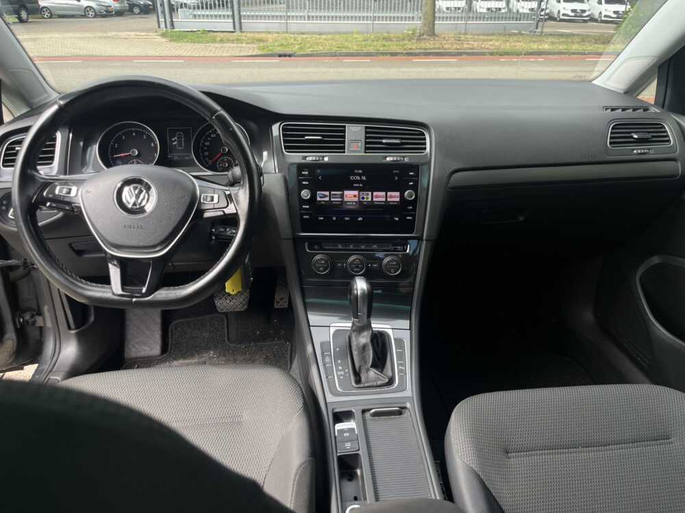 Volkswagen Golf 1.0 TSI Comfortline // SCHUIF-KANTELDAK // ADAPTIEVE CRUISE // LED // CLIMA // NAVI+CARPLAY // PDC V+A // 19