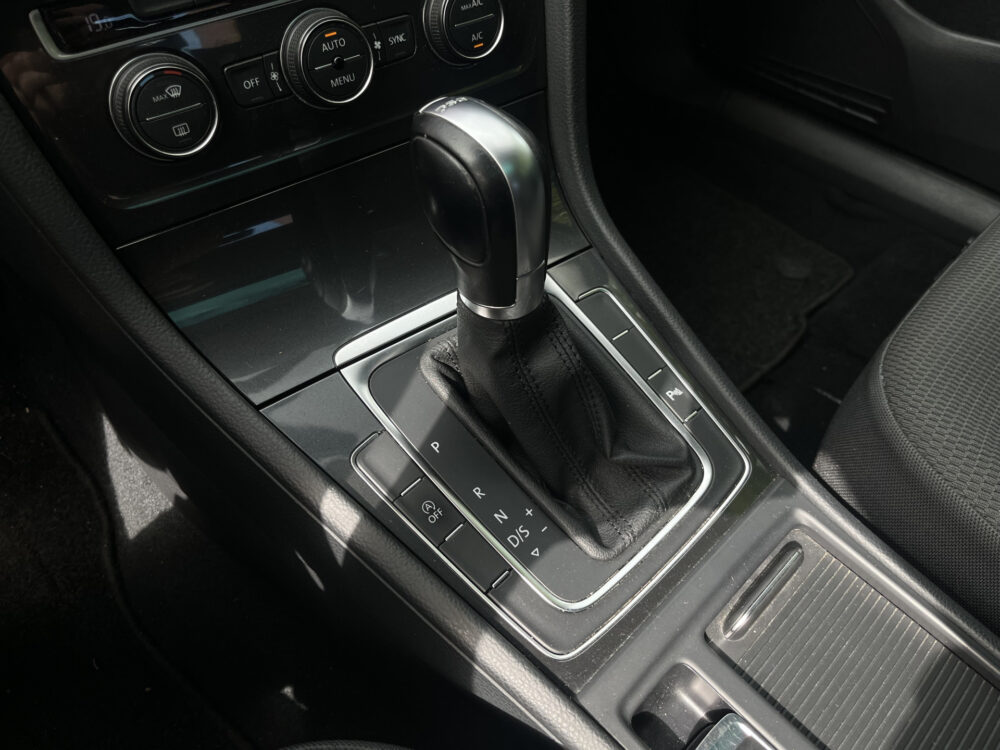 Volkswagen Golf 1.0 TSI Comfortline // SCHUIF-KANTELDAK // ADAPTIEVE CRUISE // LED // CLIMA // NAVI+CARPLAY // PDC V+A // 24