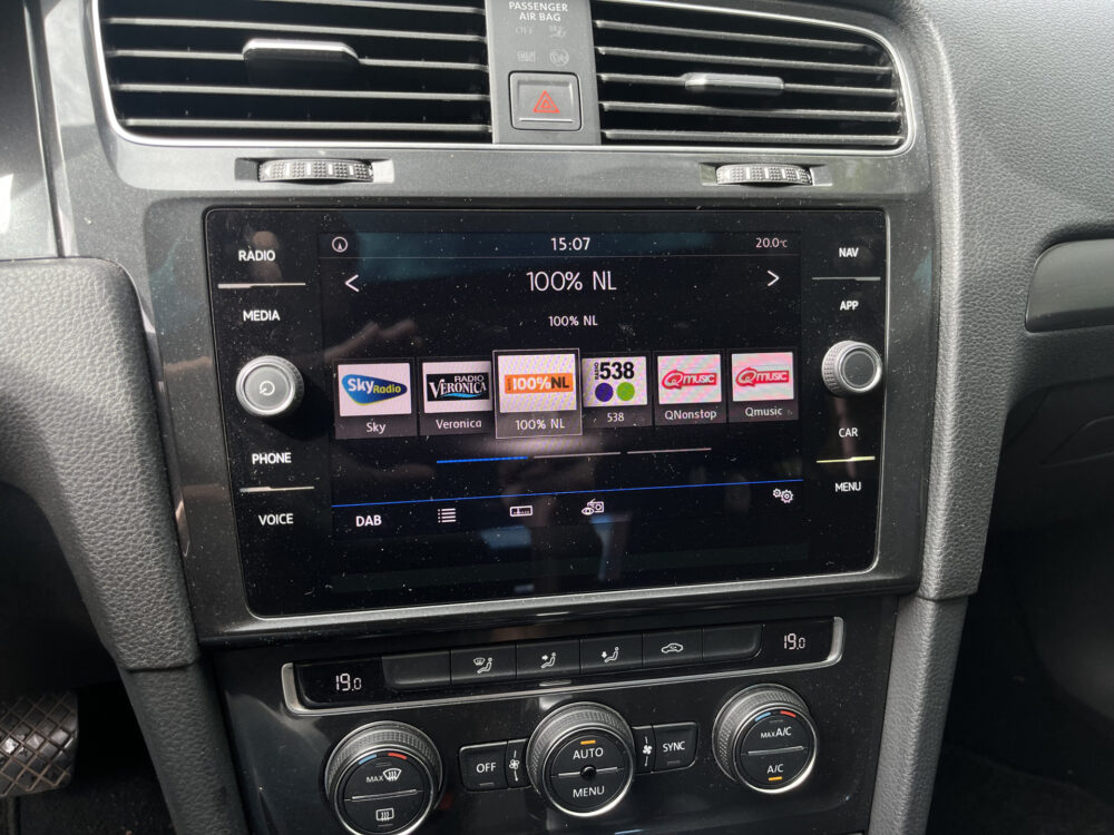 Volkswagen Golf 1.0 TSI Comfortline // SCHUIF-KANTELDAK // ADAPTIEVE CRUISE // LED // CLIMA // NAVI+CARPLAY // PDC V+A // 26