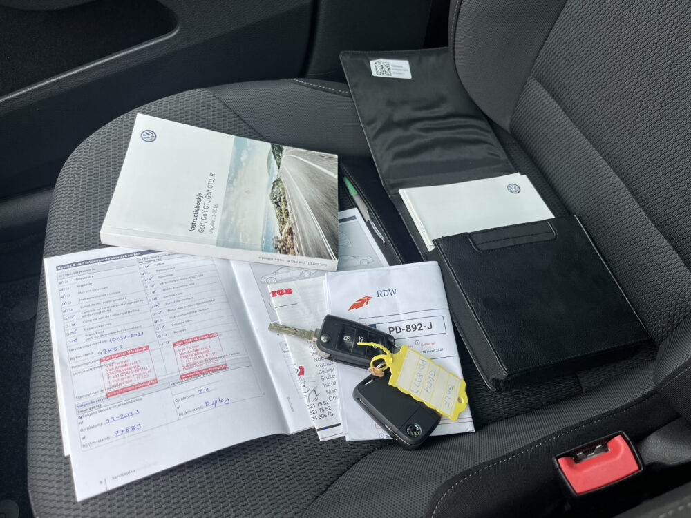 Volkswagen Golf 1.0 TSI Comfortline // SCHUIF-KANTELDAK // ADAPTIEVE CRUISE // LED // CLIMA // NAVI+CARPLAY // PDC V+A // 4