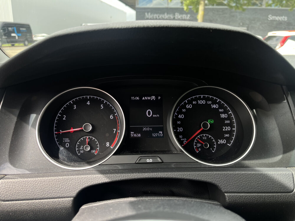 Volkswagen Golf 1.0 TSI Comfortline // SCHUIF-KANTELDAK // ADAPTIEVE CRUISE // LED // CLIMA // NAVI+CARPLAY // PDC V+A // 5