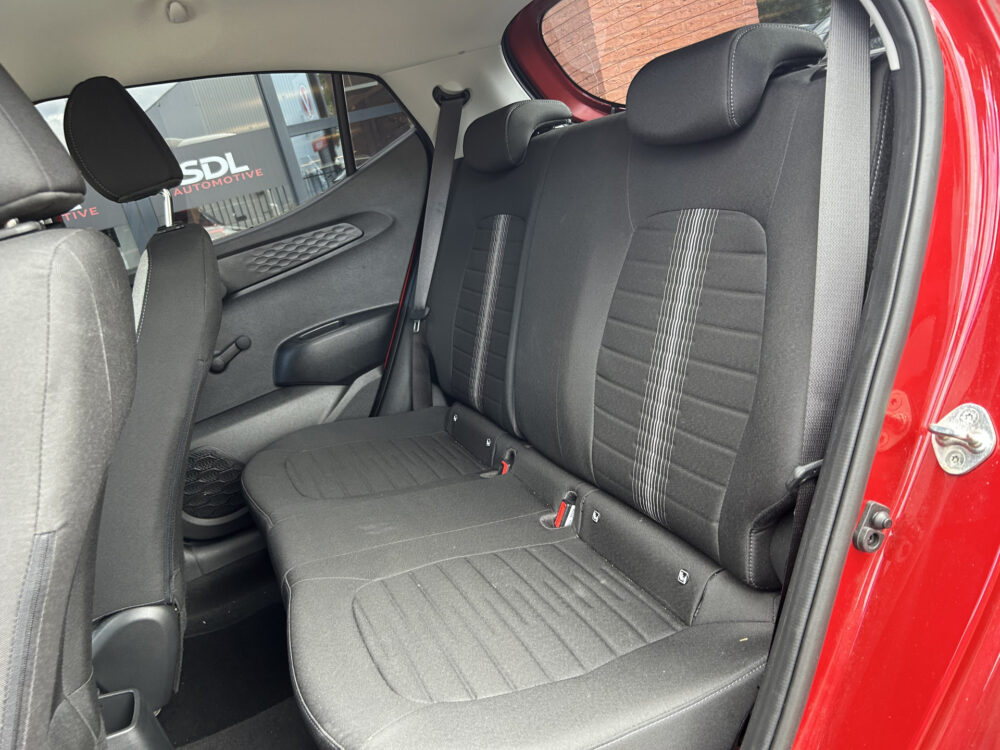 Hyundai i10 1.0 Comfort 1e EIGENAAR!! // APPLE CARPLAY / ANDROID AUTO // CRUISE // ELEK. RAMEN // LMV 26