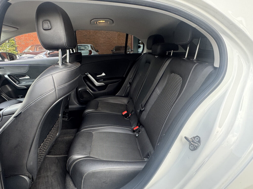 Mercedes-Benz A-Klasse 200 Premium // FULL LED // MEMORY SEAT + STOELVERWARMING // PDC V+A // SFEERVERLICHTING // NAVI // CLIMA 13