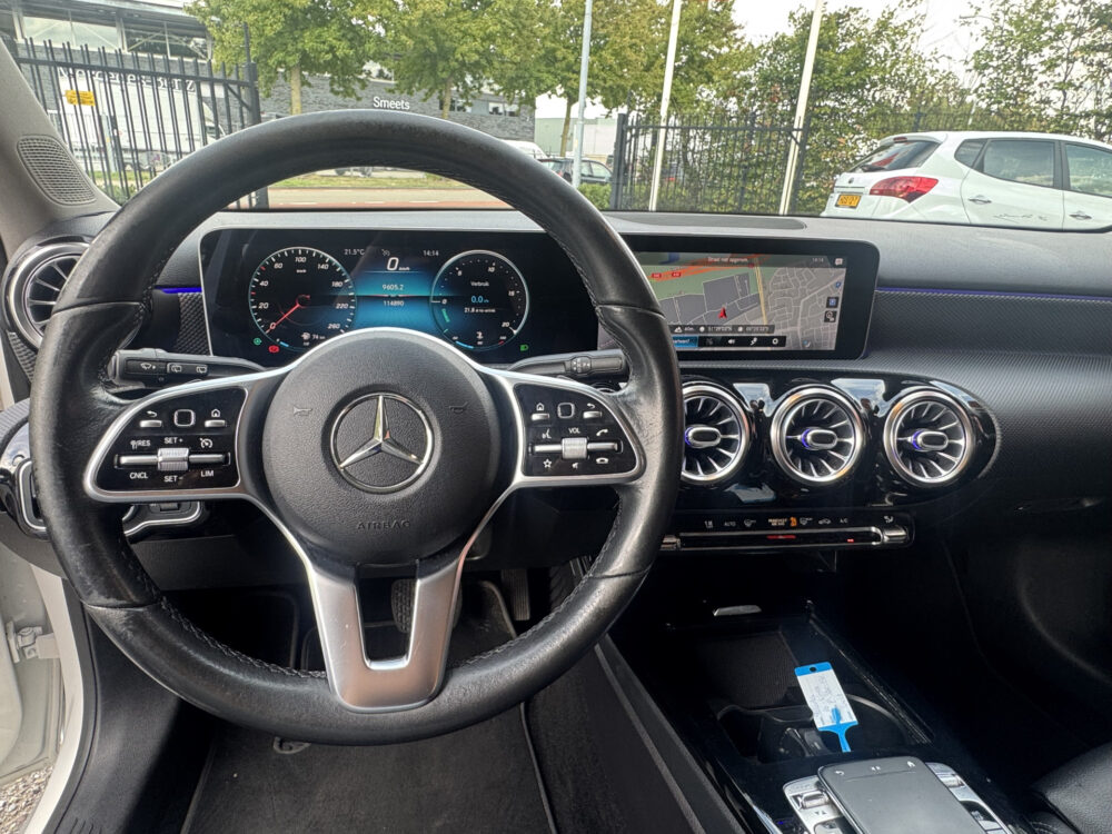 Mercedes-Benz A-Klasse 200 Premium // FULL LED // MEMORY SEAT + STOELVERWARMING // PDC V+A // SFEERVERLICHTING // NAVI // CLIMA 14