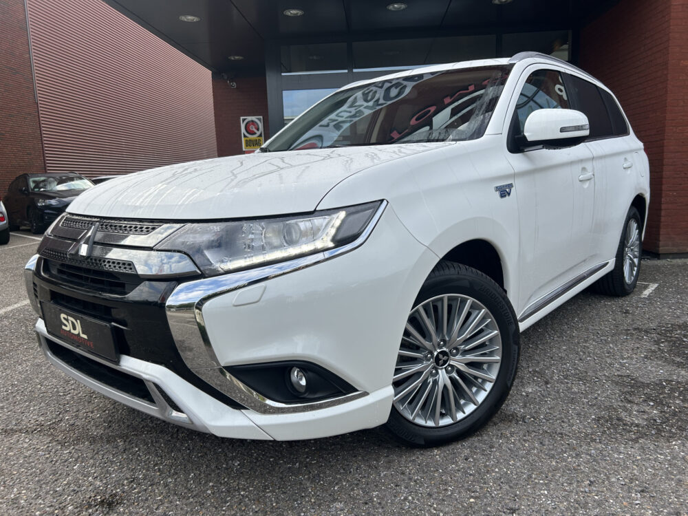 Mitsubishi Outlander 2.4 PHEV Intense+ // HALF-LEDER/ALCANTARA // NAVI + CARPLAY // STANDKACHEL FUNCTIE // CAMERA // KEYLESS // ELEK. STOEL // TREKHA 1
