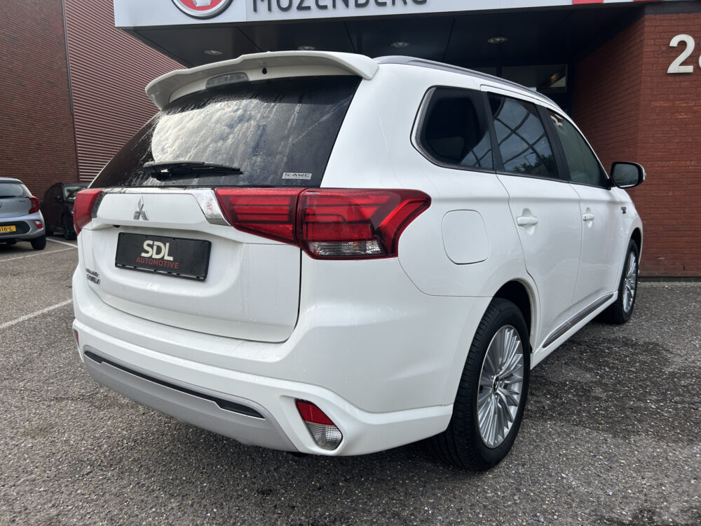 Mitsubishi Outlander 2.4 PHEV Intense+ // HALF-LEDER/ALCANTARA // NAVI + CARPLAY // STANDKACHEL FUNCTIE // CAMERA // KEYLESS // ELEK. STOEL // TREKHA 2