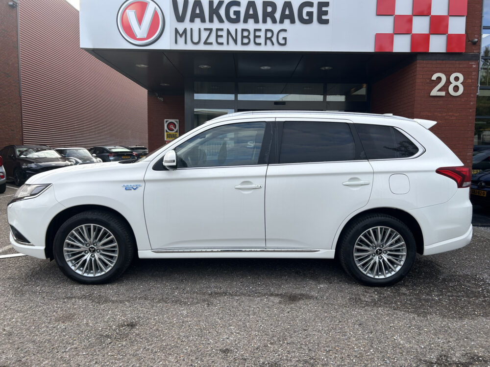 Mitsubishi Outlander 2.4 PHEV Intense+ // HALF-LEDER/ALCANTARA // NAVI + CARPLAY // STANDKACHEL FUNCTIE // CAMERA // KEYLESS // ELEK. STOEL // TREKHA 3
