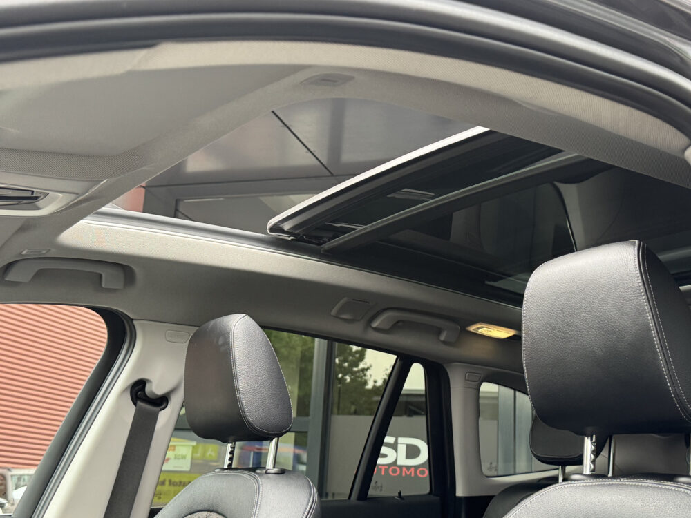 BMW X1 xDrive20i Executive // PANO / SCHUIF- KANTELDAK // NAVI // PDC V+A // CRUISE // TREKHAAK // ELEK. ACHTERKLEP // 11