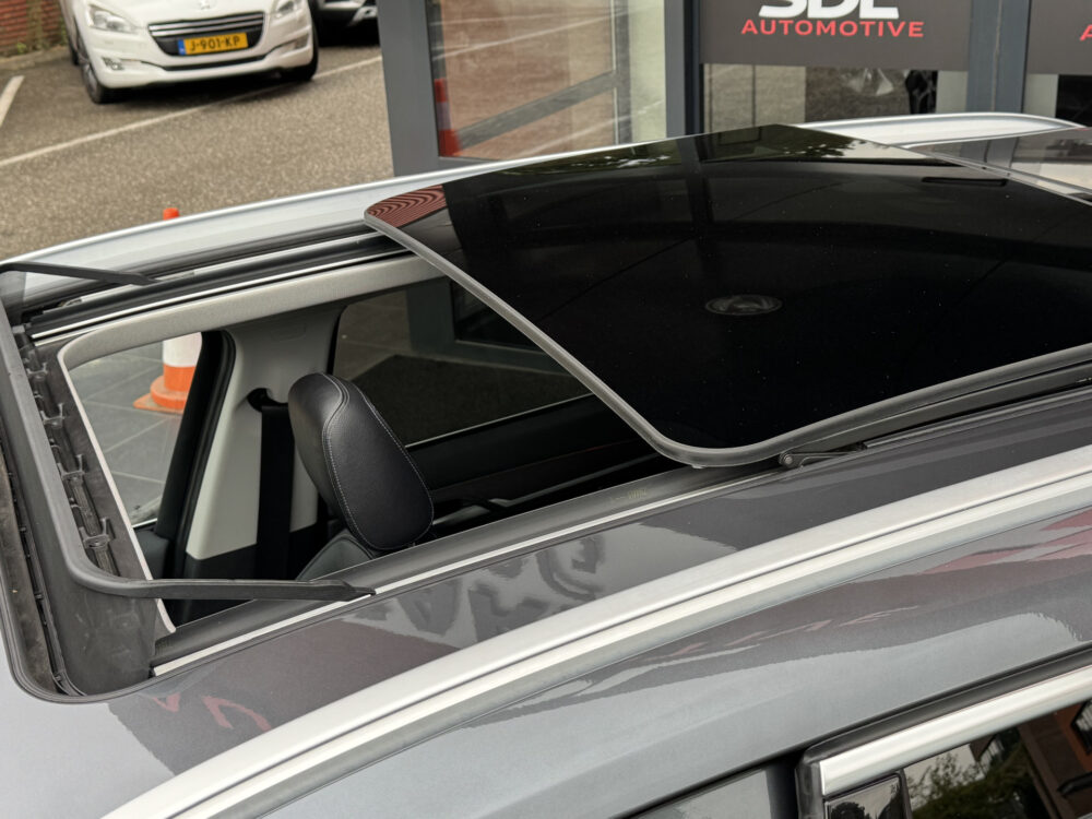 BMW X1 xDrive20i Executive // PANO / SCHUIF- KANTELDAK // NAVI // PDC V+A // CRUISE // TREKHAAK // ELEK. ACHTERKLEP // 12