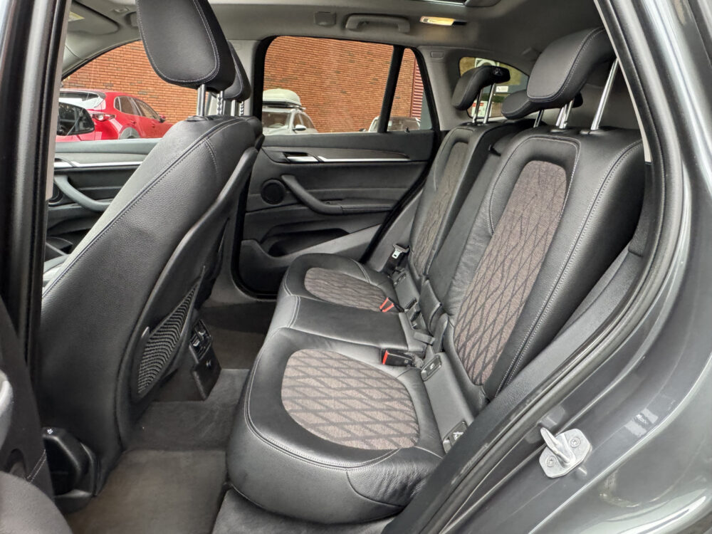 BMW X1 xDrive20i Executive // PANO / SCHUIF- KANTELDAK // NAVI // PDC V+A // CRUISE // TREKHAAK // ELEK. ACHTERKLEP // 13