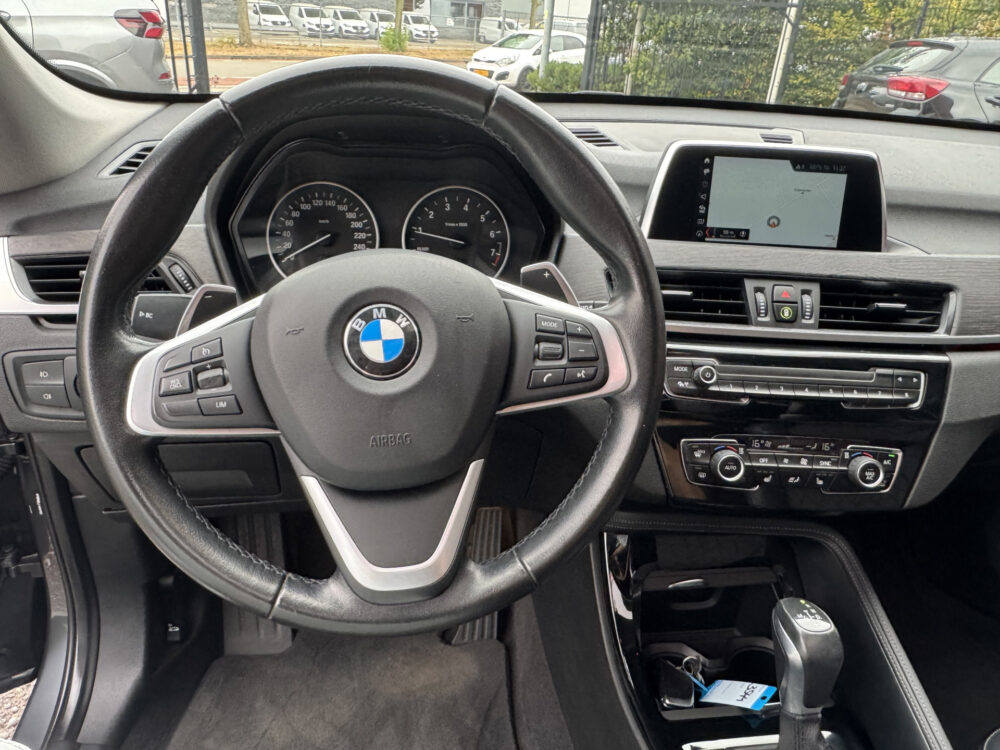 BMW X1 xDrive20i Executive // PANO / SCHUIF- KANTELDAK // NAVI // PDC V+A // CRUISE // TREKHAAK // ELEK. ACHTERKLEP // 14