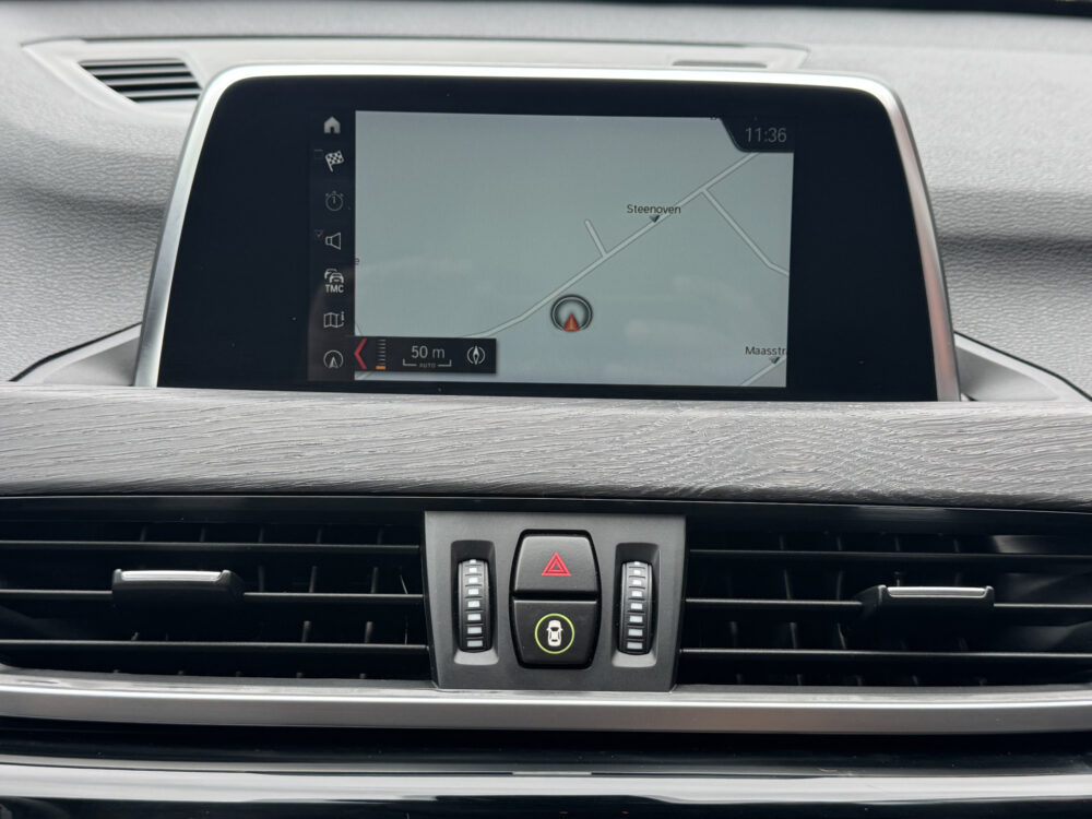BMW X1 xDrive20i Executive // PANO / SCHUIF- KANTELDAK // NAVI // PDC V+A // CRUISE // TREKHAAK // ELEK. ACHTERKLEP // 18