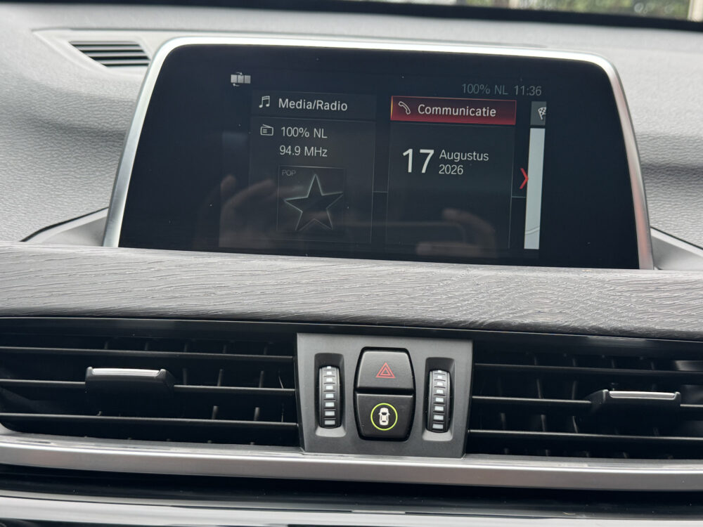 BMW X1 xDrive20i Executive // PANO / SCHUIF- KANTELDAK // NAVI // PDC V+A // CRUISE // TREKHAAK // ELEK. ACHTERKLEP // 19