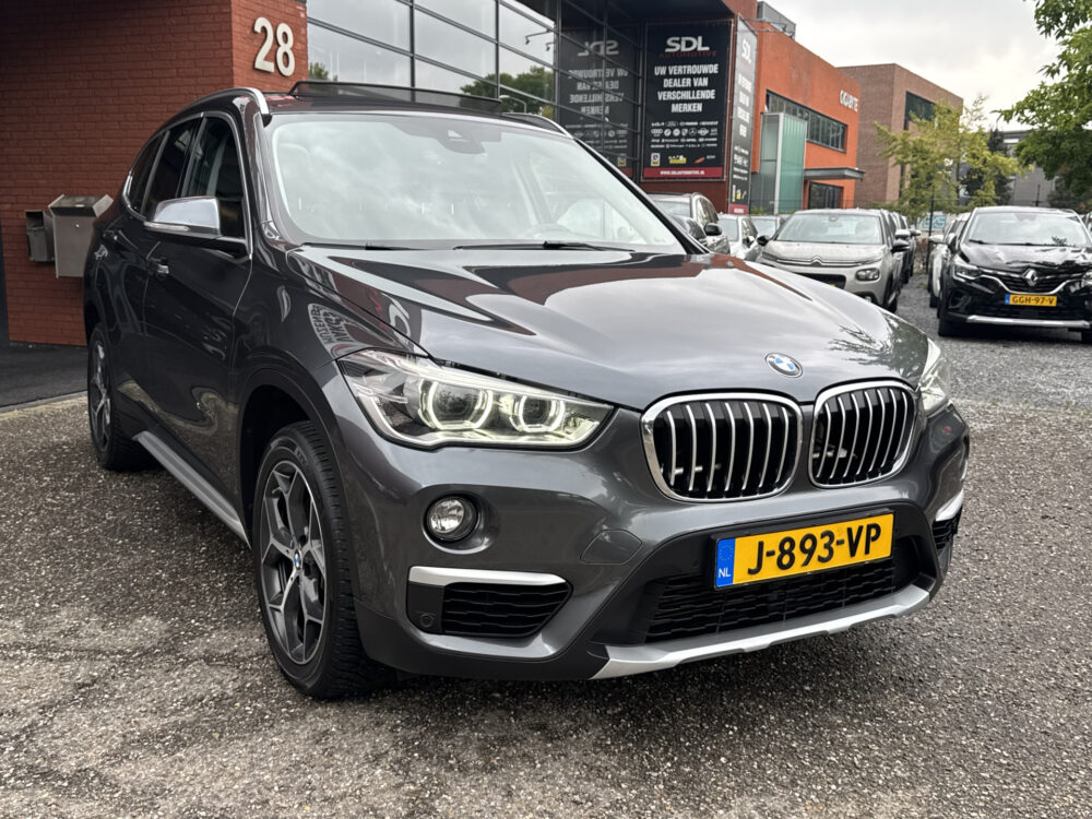 BMW X1 xDrive20i Executive // PANO / SCHUIF- KANTELDAK // NAVI // PDC V+A // CRUISE // TREKHAAK // ELEK. ACHTERKLEP // 2