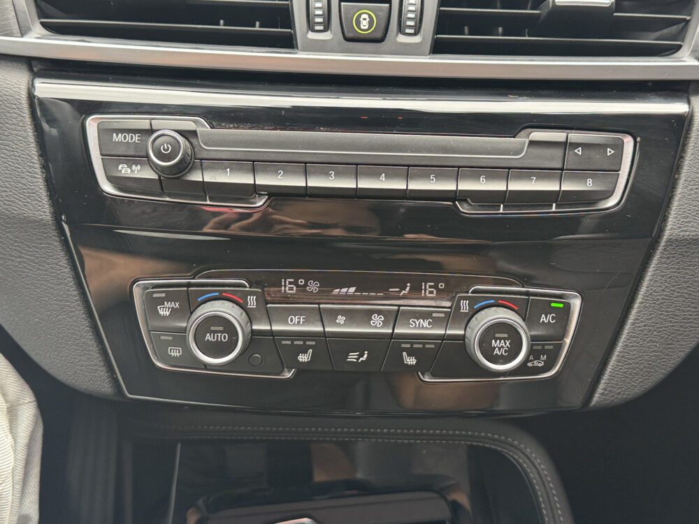 BMW X1 xDrive20i Executive // PANO / SCHUIF- KANTELDAK // NAVI // PDC V+A // CRUISE // TREKHAAK // ELEK. ACHTERKLEP // 21