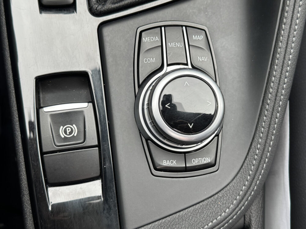BMW X1 xDrive20i Executive // PANO / SCHUIF- KANTELDAK // NAVI // PDC V+A // CRUISE // TREKHAAK // ELEK. ACHTERKLEP // 22