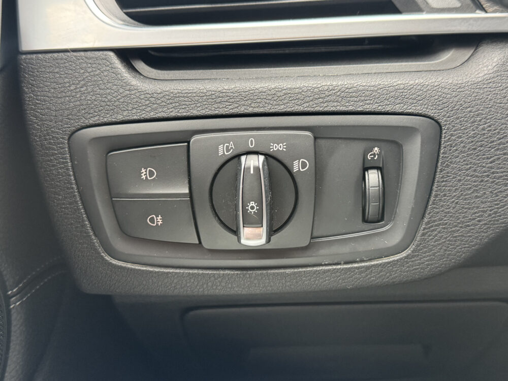 BMW X1 xDrive20i Executive // PANO / SCHUIF- KANTELDAK // NAVI // PDC V+A // CRUISE // TREKHAAK // ELEK. ACHTERKLEP // 28