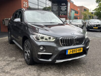 BMW X1 xDrive20i Executive // PANO / SCHUIF- KANTELDAK // NAVI // PDC V+A // CRUISE // TREKHAAK // ELEK. ACHTERKLEP // 36