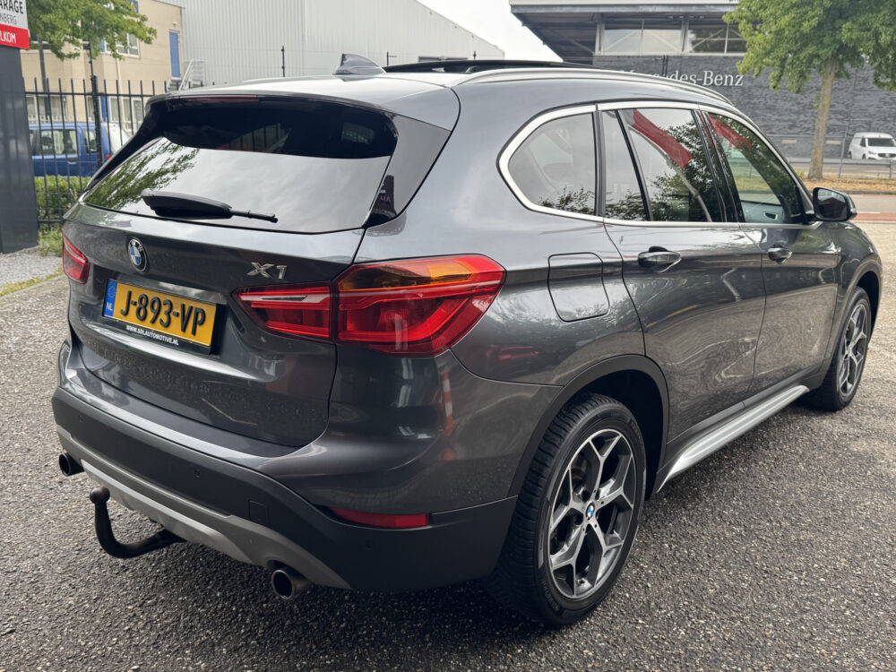 BMW X1 xDrive20i Executive // PANO / SCHUIF- KANTELDAK // NAVI // PDC V+A // CRUISE // TREKHAAK // ELEK. ACHTERKLEP // 4