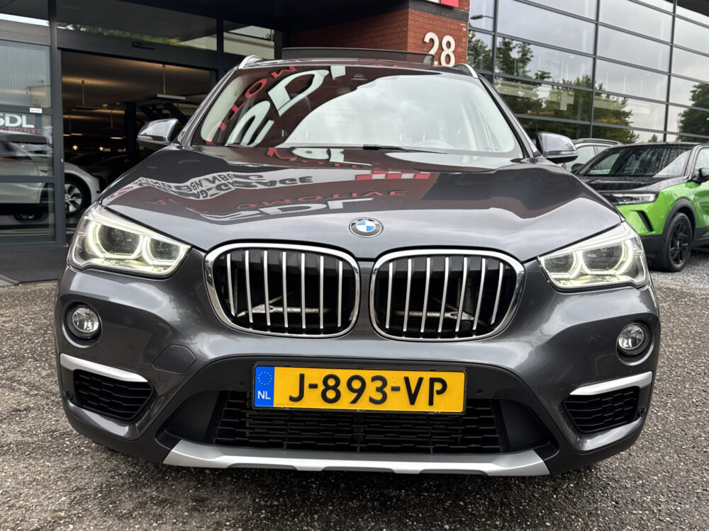 BMW X1 xDrive20i Executive // PANO / SCHUIF- KANTELDAK // NAVI // PDC V+A // CRUISE // TREKHAAK // ELEK. ACHTERKLEP // 6