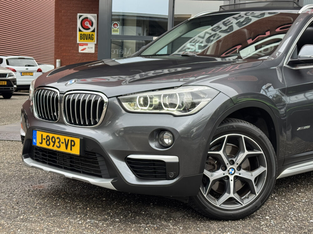 BMW X1 xDrive20i Executive // PANO / SCHUIF- KANTELDAK // NAVI // PDC V+A // CRUISE // TREKHAAK // ELEK. ACHTERKLEP // 7