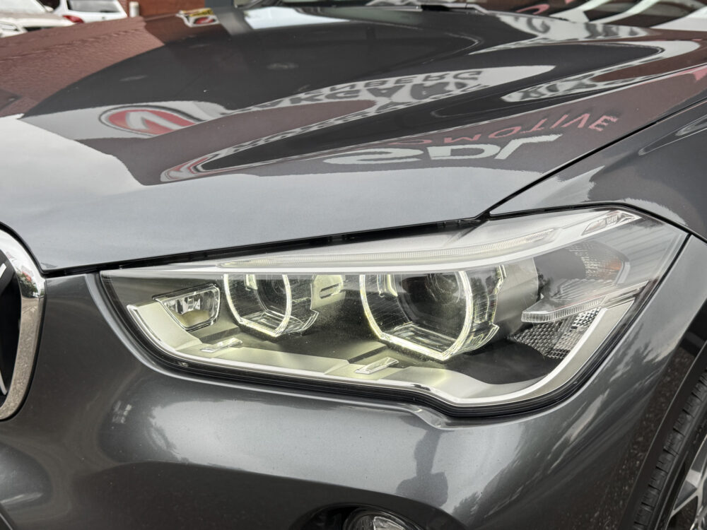BMW X1 xDrive20i Executive // PANO / SCHUIF- KANTELDAK // NAVI // PDC V+A // CRUISE // TREKHAAK // ELEK. ACHTERKLEP // 8
