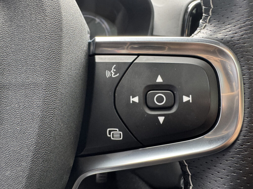Volvo XC40 1.5 T5 Recharge R-Design // PANO SCHUIF-DAK // TREKHAAK // MEMORY SEATS // HARMAN KARDON AUDIO // CAMERA // ADAPTIVE CRUISE // 17