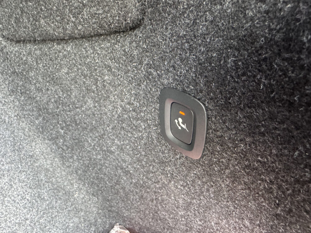 Volvo XC40 1.5 T5 Recharge R-Design // PANO SCHUIF-DAK // TREKHAAK // MEMORY SEATS // HARMAN KARDON AUDIO // CAMERA // ADAPTIVE CRUISE // 39