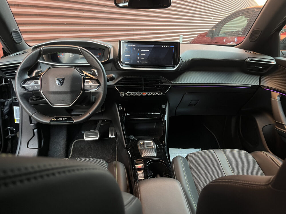 Peugeot 2008 1.2 Hybrid 145 GT // ADAPT. CRUISE // DODEHOEK // 360 CAMERA+SENSOREN // KEYLESS // SFEERVERLICHTING // 17