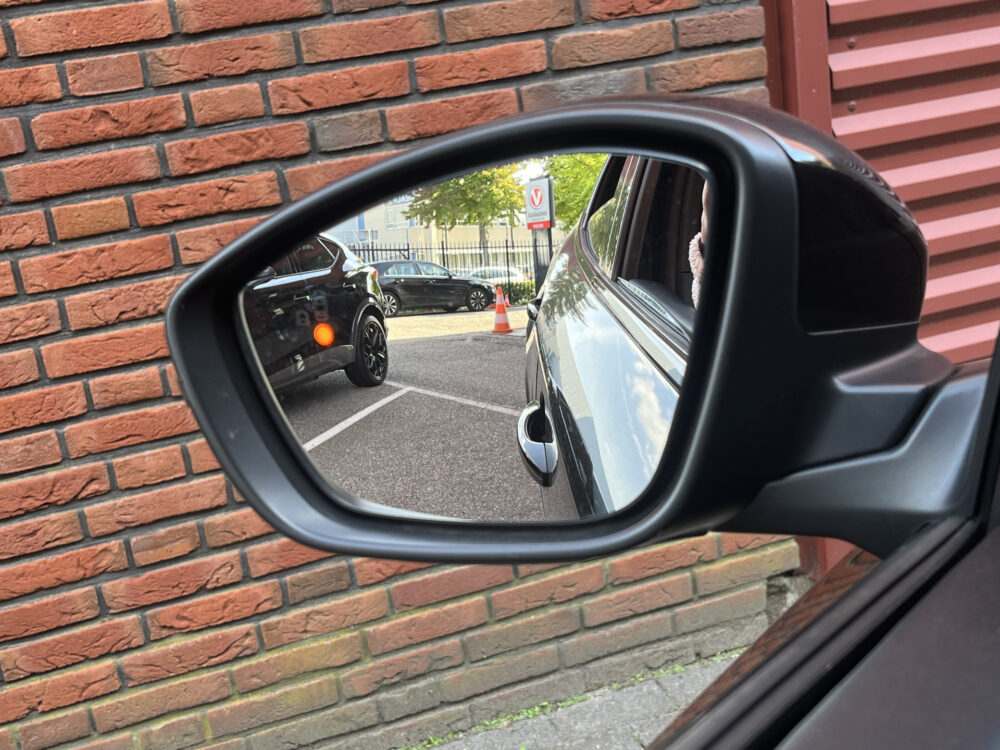 Peugeot 2008 1.2 Hybrid 145 GT // ADAPT. CRUISE // DODEHOEK // 360 CAMERA+SENSOREN // KEYLESS // SFEERVERLICHTING // 19