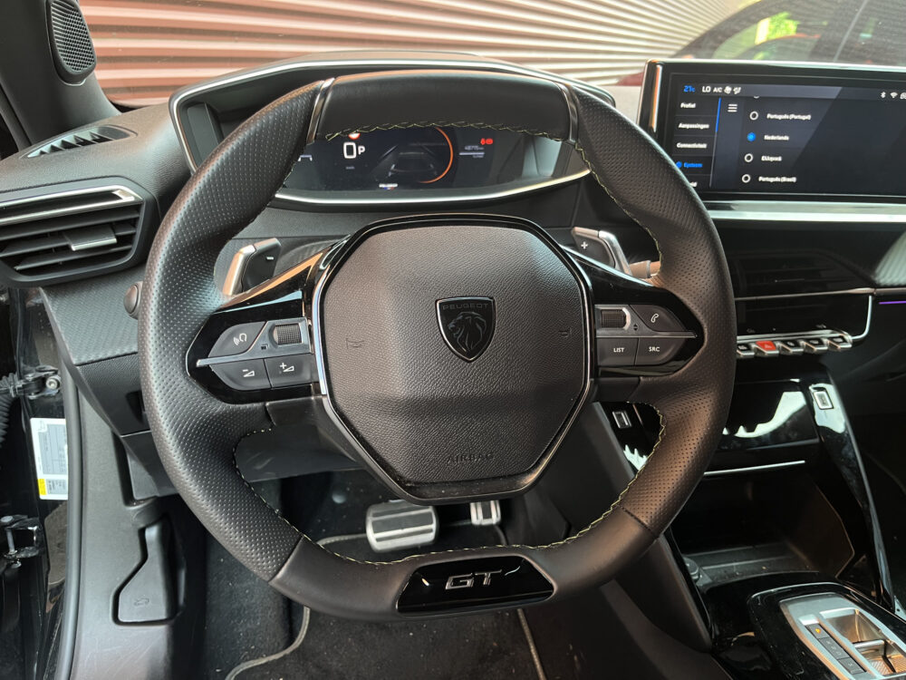 Peugeot 2008 1.2 Hybrid 145 GT // ADAPT. CRUISE // DODEHOEK // 360 CAMERA+SENSOREN // KEYLESS // SFEERVERLICHTING // 21
