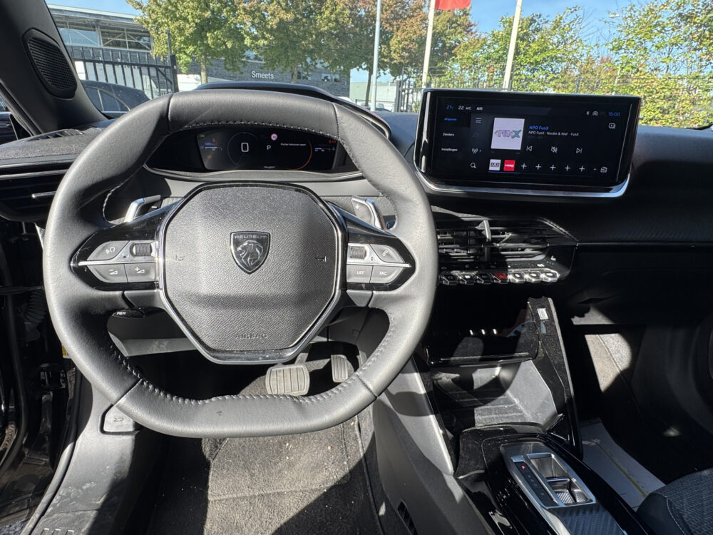 Peugeot 2008 1.2 Hybrid 145 Allure // CRUISE // APPLE CARPLAY-ANDROID AUTO // STOELVERWARMING // CLIMA // 12