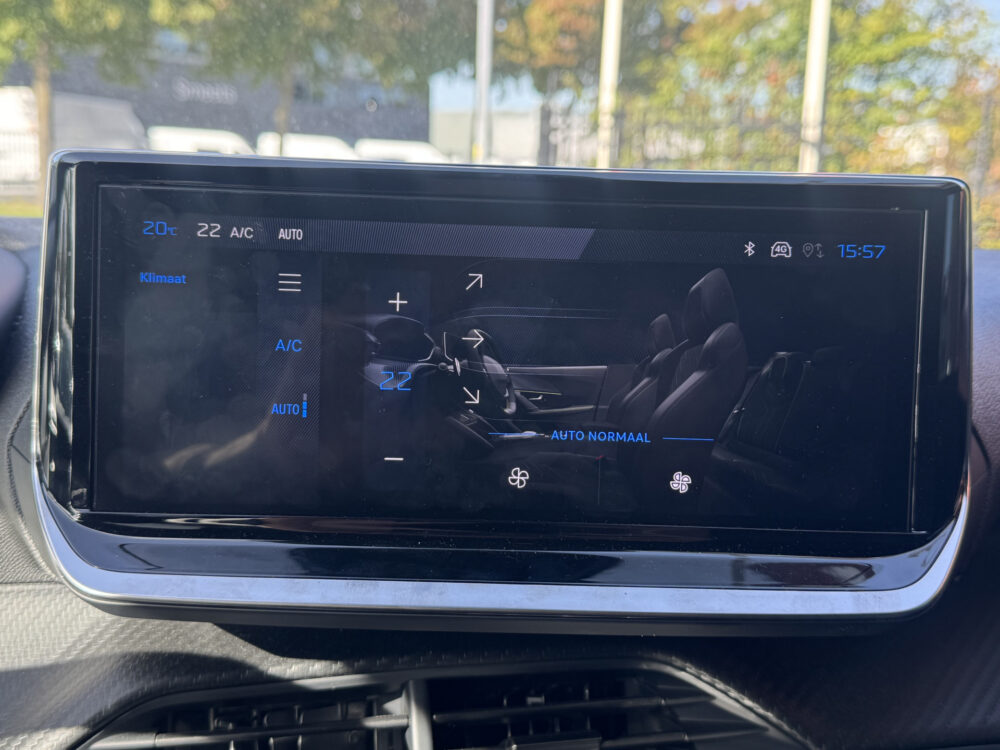 Peugeot 2008 1.2 Hybrid 145 Allure // CRUISE // APPLE CARPLAY-ANDROID AUTO // STOELVERWARMING // CLIMA // 18